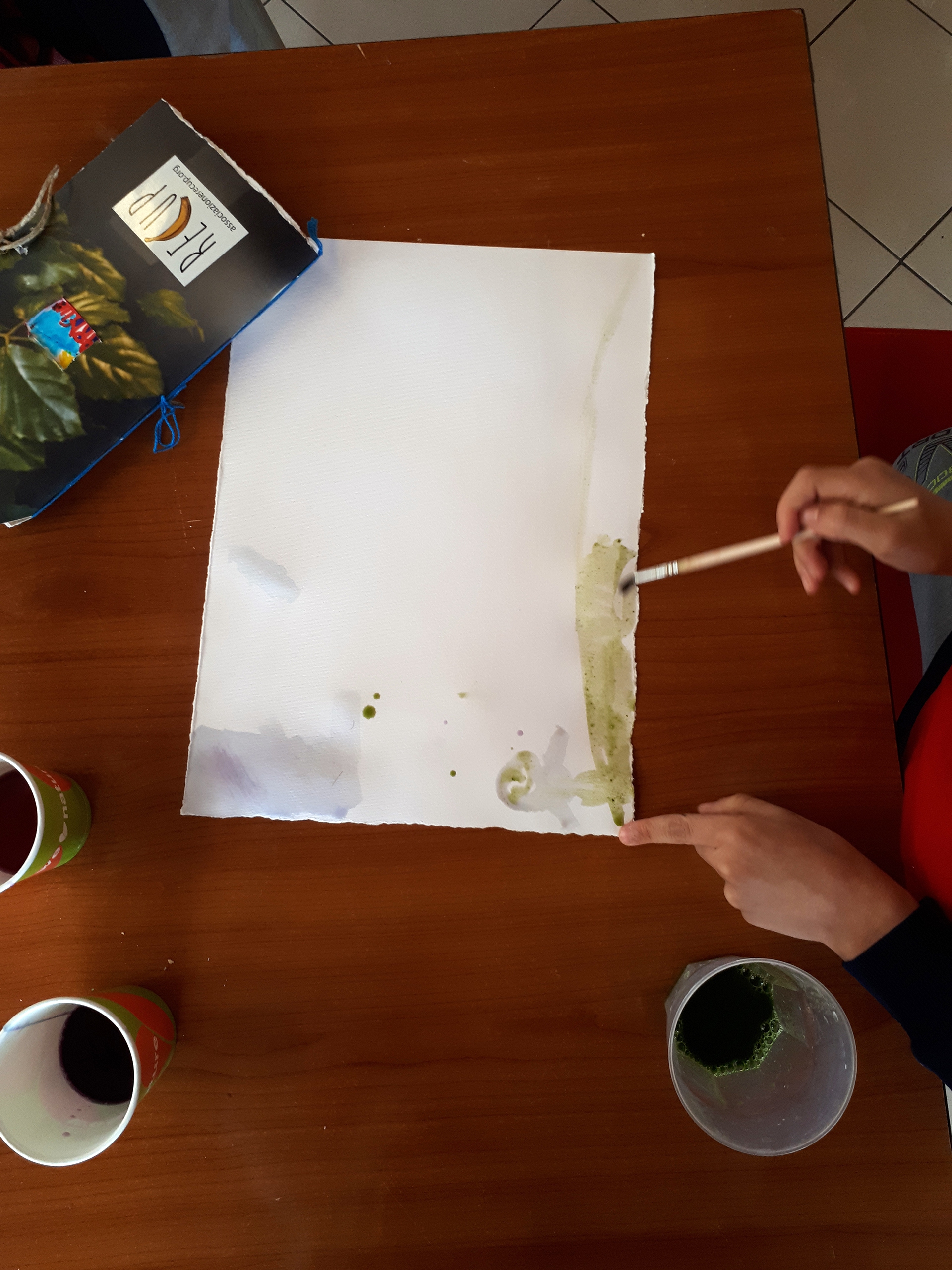 Un bambino disegna durante il laboratorio Recup