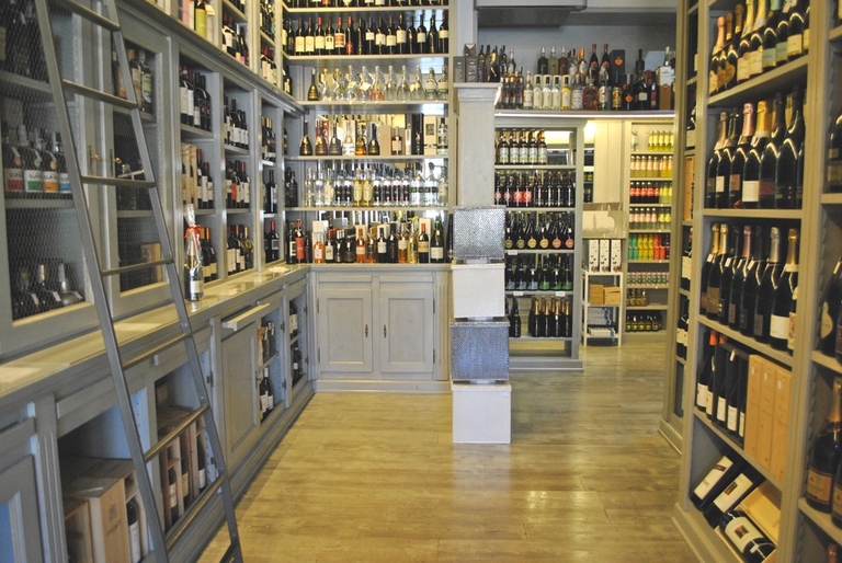Scaffale dei vini. Sebastiano marcarini, emporio vini e sapori