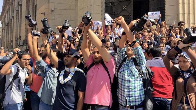 Da mesi le tensioni sulla libertà di stampa in Egitto sfociano in manifestazioni e condanne.