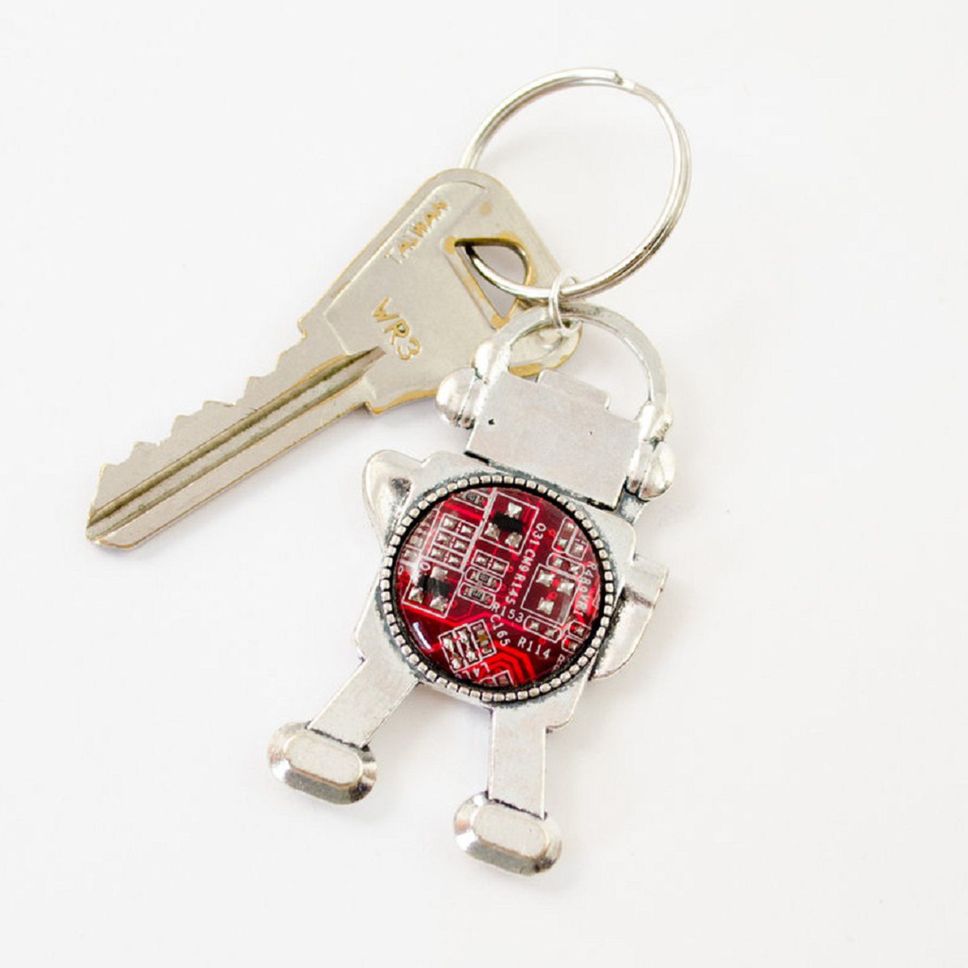 Circuit breaker labs, dal riciclo di circuiti elettrici nascono gioielli ecologici