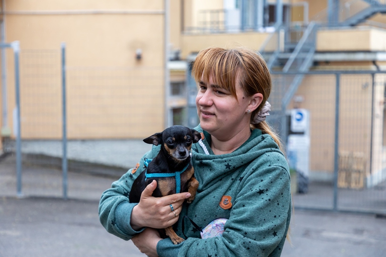 Il cane Busa insieme alla sua umana Alina