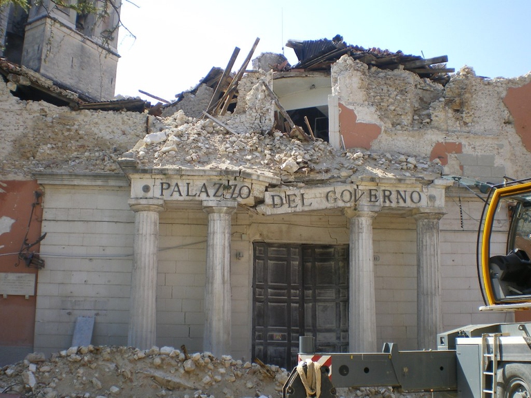 Palazzo della prefettura dopo il terremoto all'Aquila, 2009. Wikipedia
