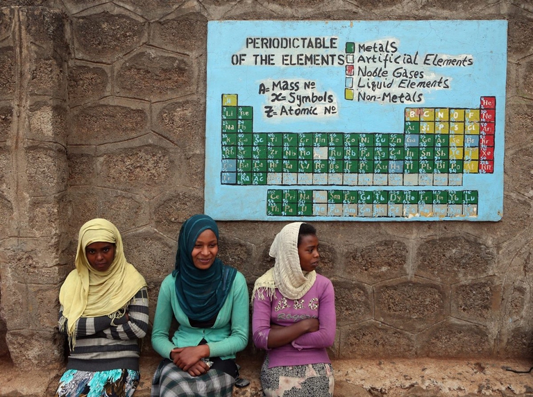 Ragazze fuori a una scuola di Addis Abeba, Etiopia