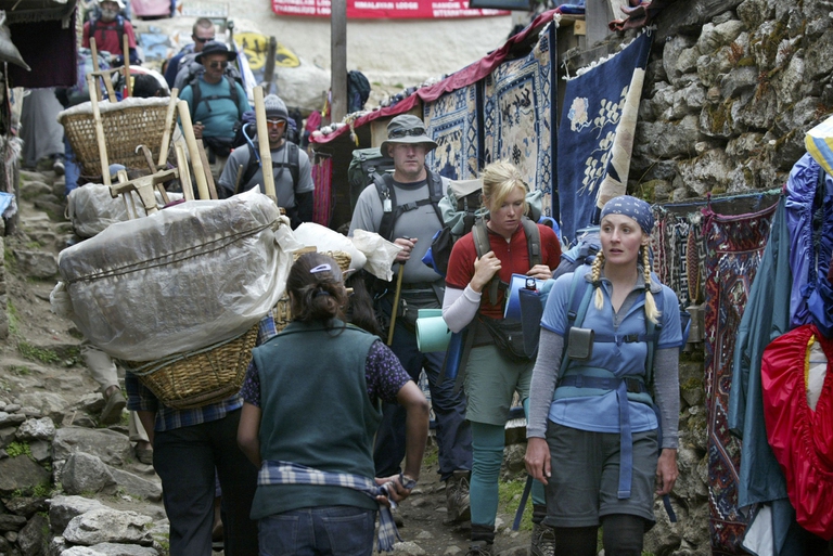 La zona verso il campo base del Nepal è molto affollata