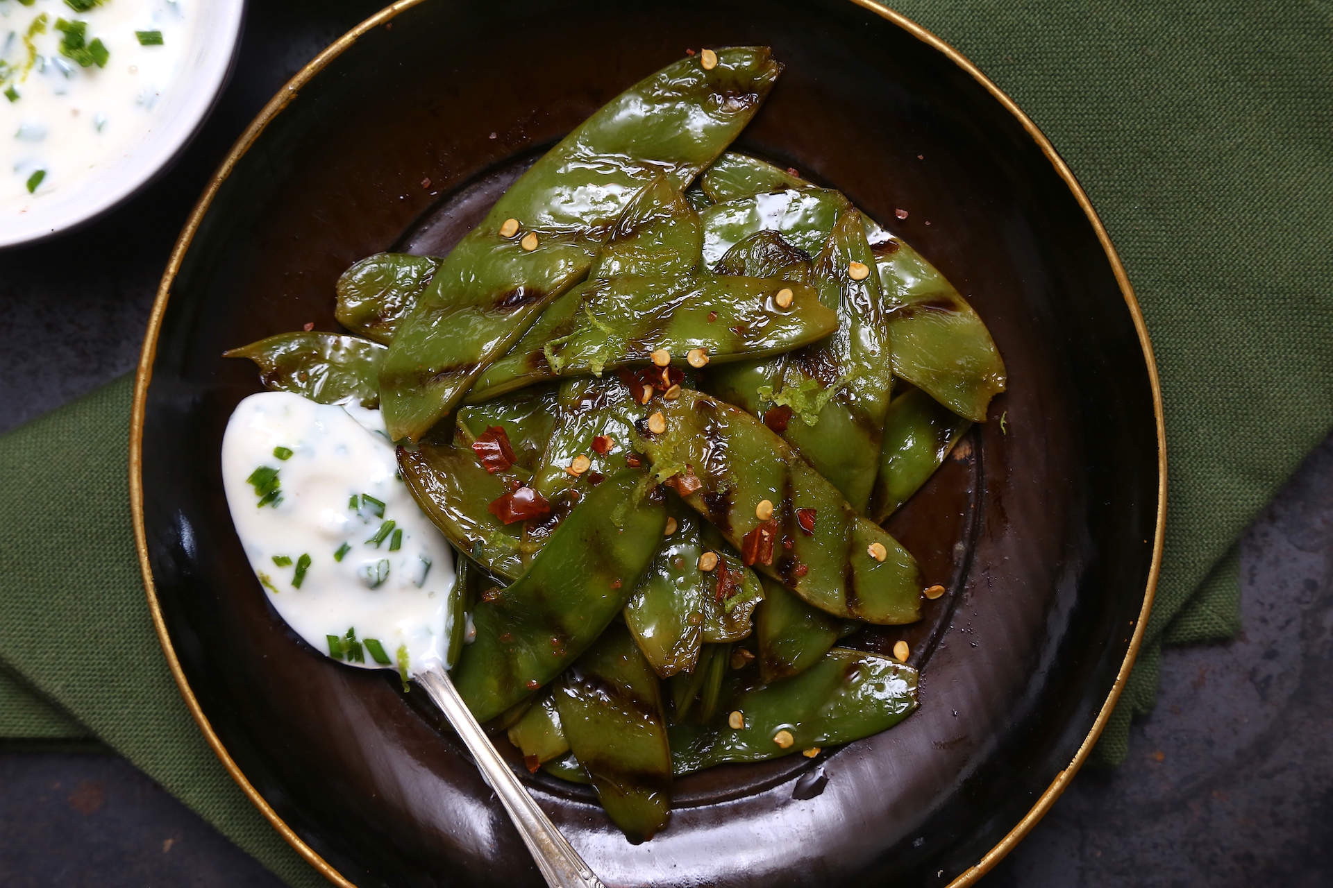 Taccole grigliate con salsa allo yogurt e erba cipollina, la ricetta "da giardino"