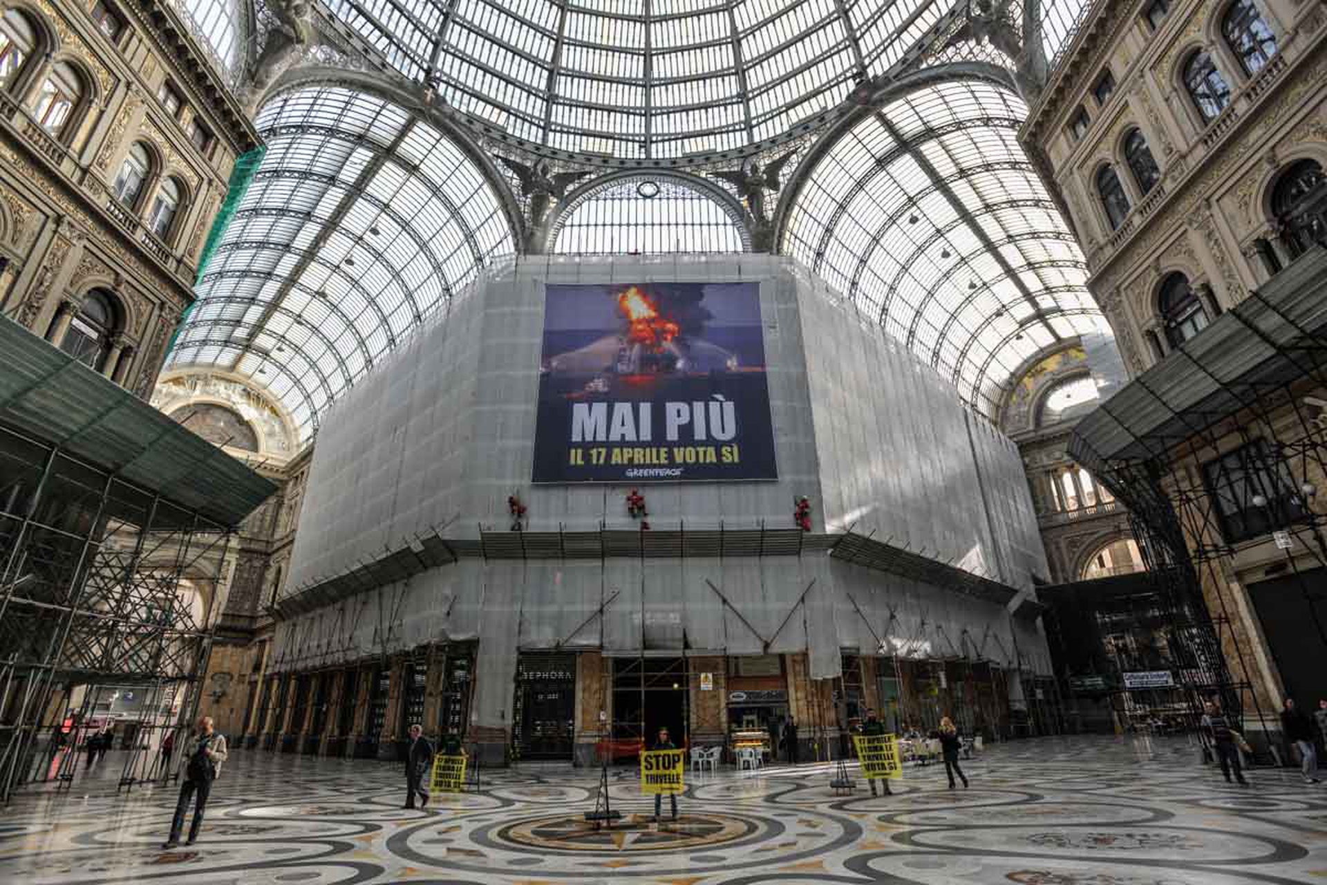 Greenpeace in azione a Napoli