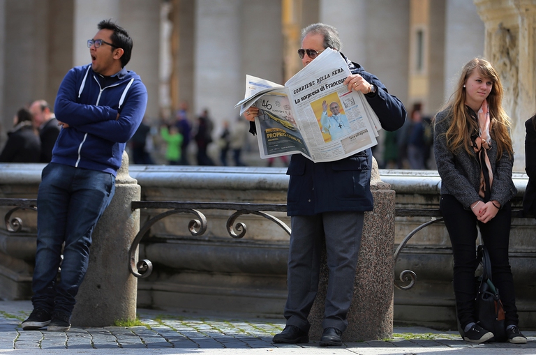 Uomo che legge un quotidiano