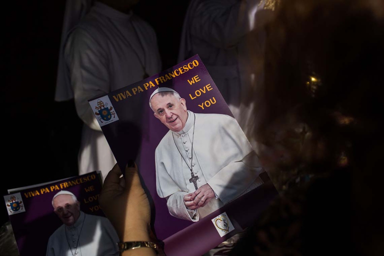 Volantini del Papa distribuiti in Myanmar. Novembre 2017 (Photo by Lauren DeCicca/Getty