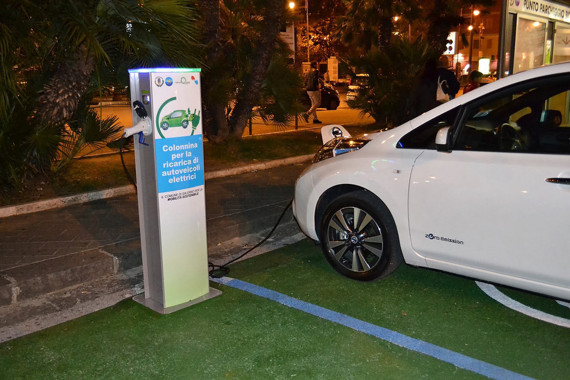 Auto elettriche, arriva la multa per chi occupa le piazzole di ricarica