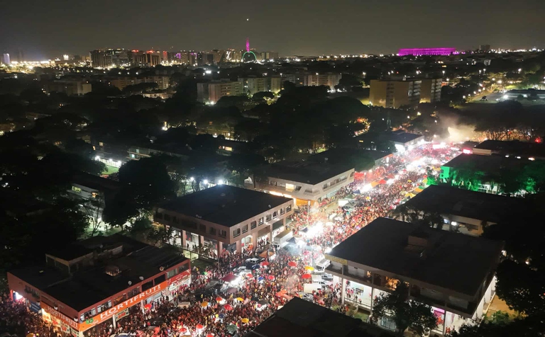 Sostenitori di Lula festeggiano nelle strade della capitale Brasila, dopo il risultato delle elezioni