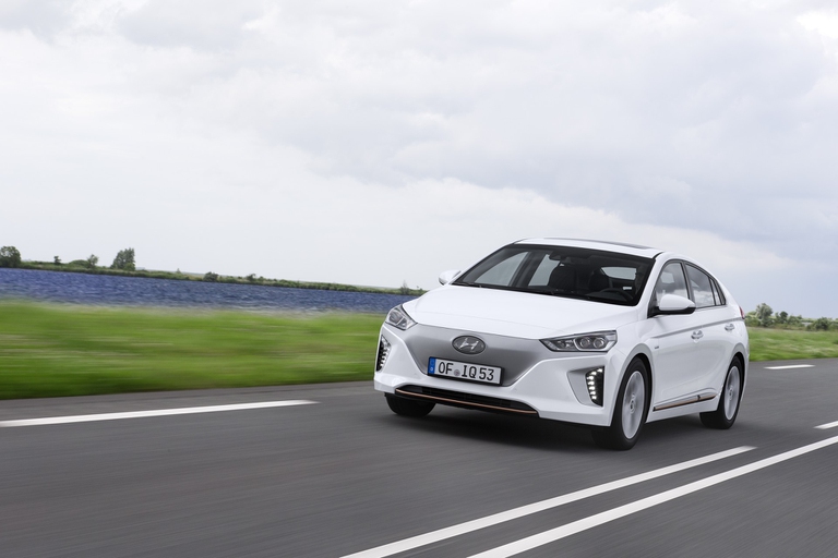 Piacere di guida fa rima con auto elettrica. Hyundai Ioniq, ad esempio, offre tre modalità di marcia – Sport, Normal ed Eco – rese ancor più appaganti dalle palette (paddle) al volante per regolare la frenata rigenerativa in base a quattro livelli d’intensità