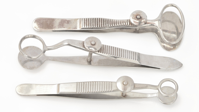 Per rimuovere la calazio si usano degli appositi utensili 