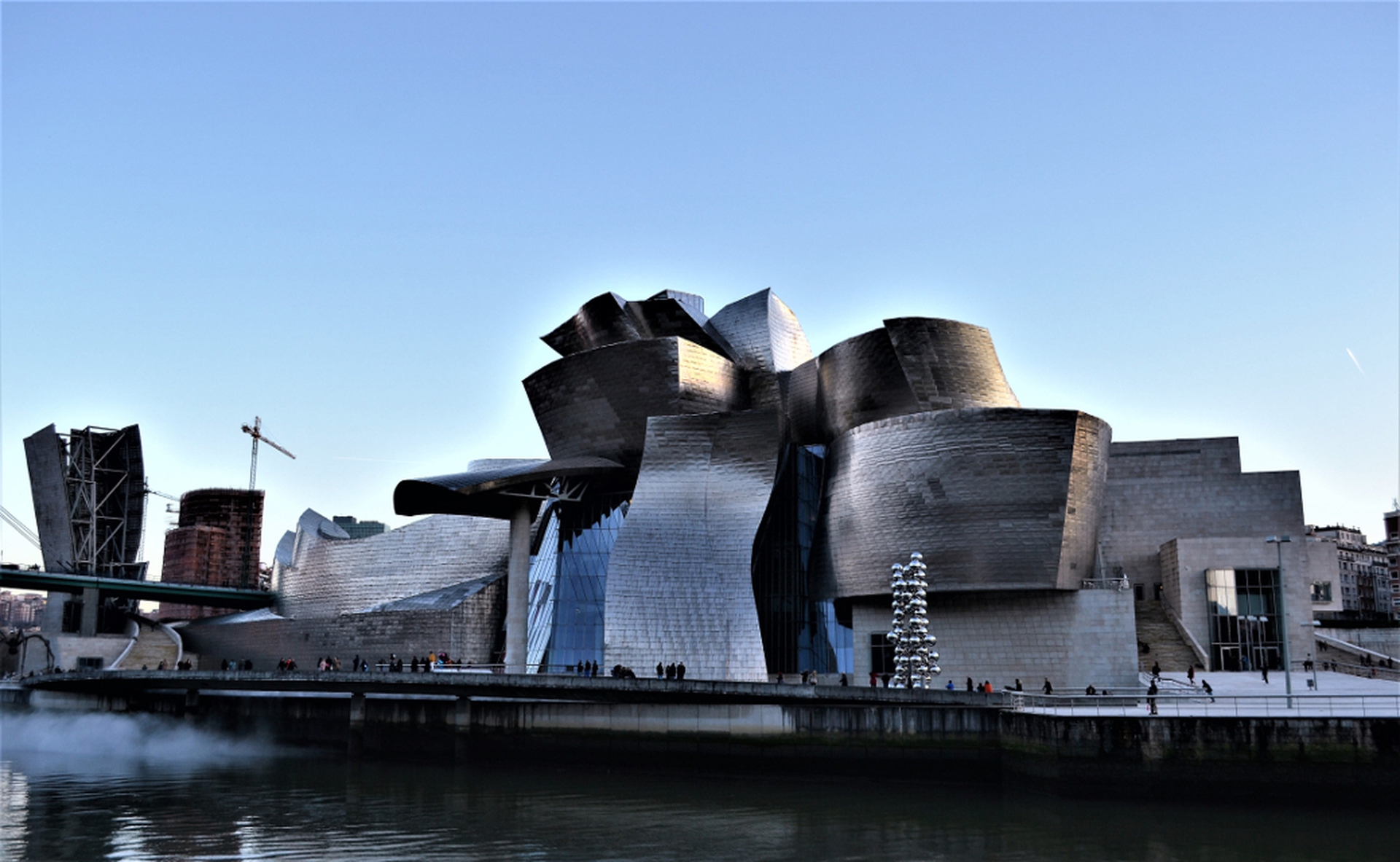 La struttura del Guggenheim di Bilbao vista dall'altra sponda del fiume