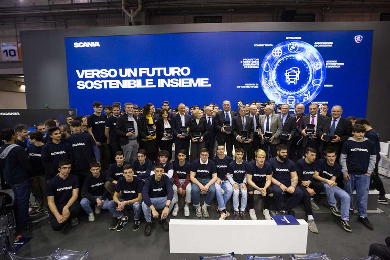 Un gruppo di giovani studenti allo stand Scania. Proprio dalle nuove professionalità dipende il rilancio del settore trasporti, sempre più bisognoso di addetti che sappiano sfruttare le innovazioni dedicate alla sicurezza e alla riduzione dell'impatto ambientale. ©Scania 