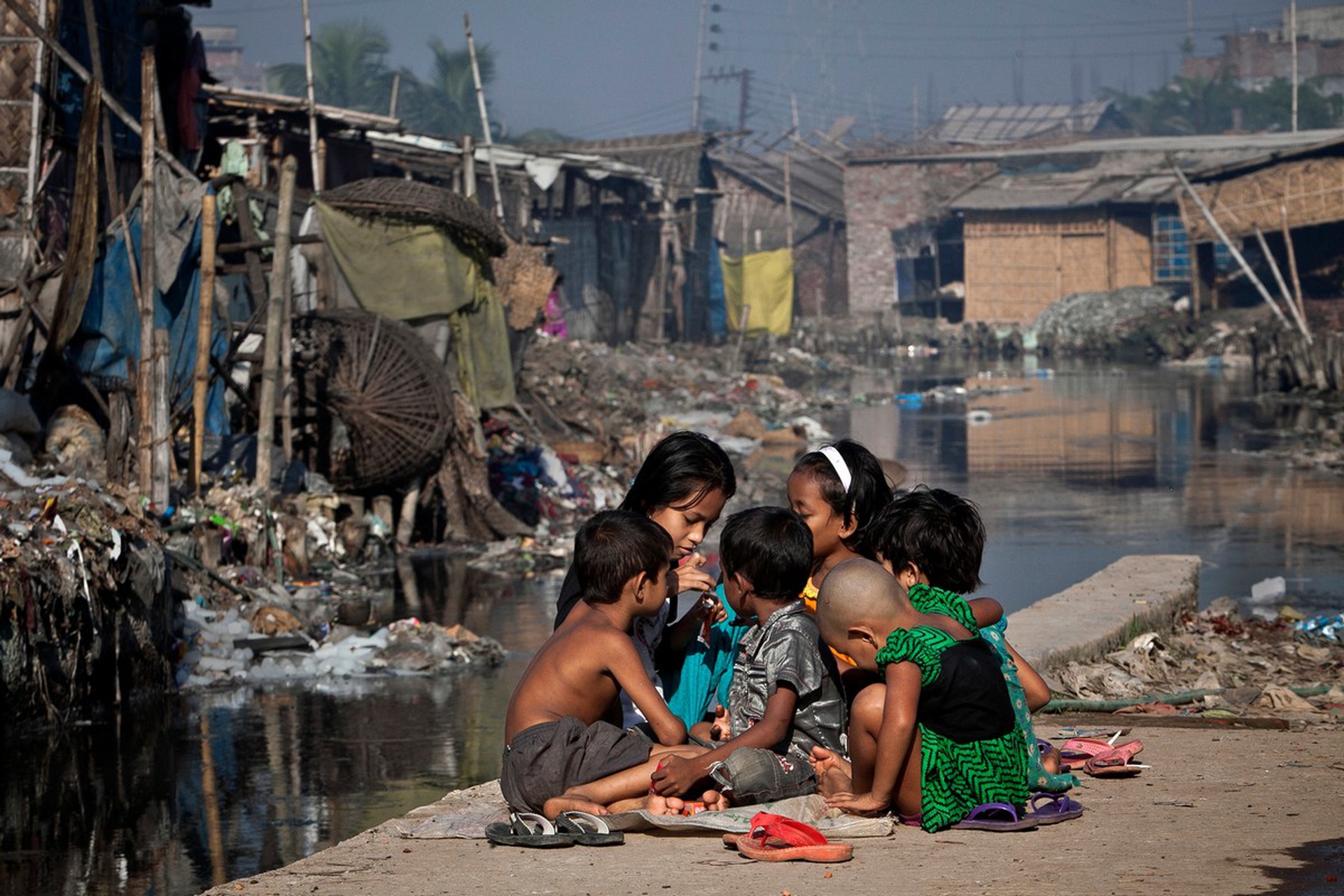 Un gruppo di bambini in Bangladesh