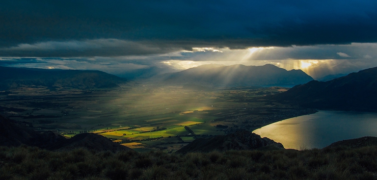 Raggi di sole attraversano le nuvole dando vita ad un tramonto spettacolare, Wanaka © Tommaso Lizzi