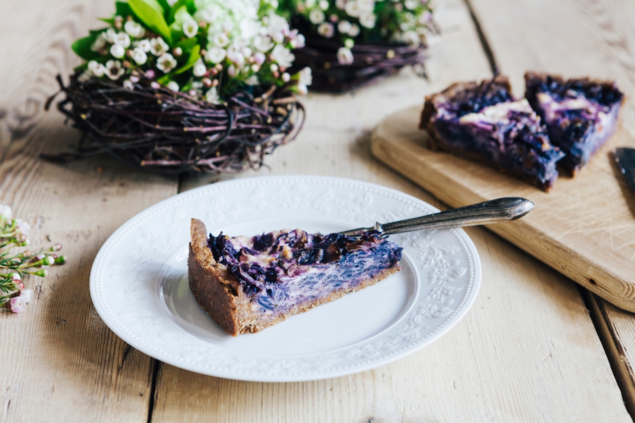 Torta salata con farina di segale ripiena di cavolo rosso ...