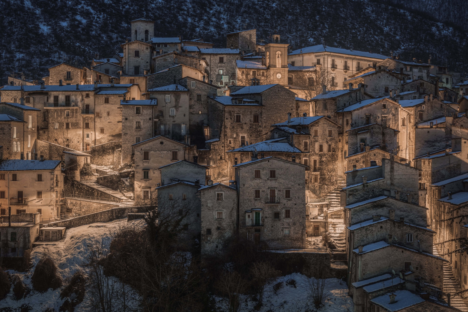 L’incantevole borgo innevato di Scanno nel cuore del Parco Nazionale d’Abruzzo, Lazio e Molise (Abruzzo, Lazio, Molise) © Andrea Cieri