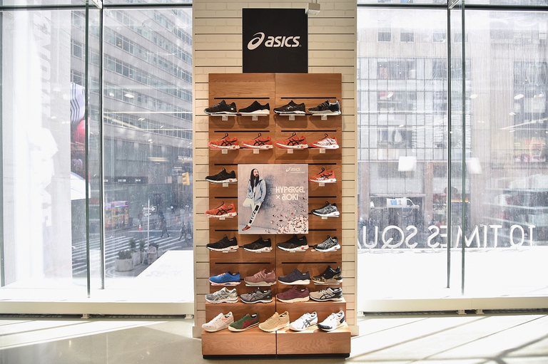 Esposizione di scarpe per un evento organizzato da Asics