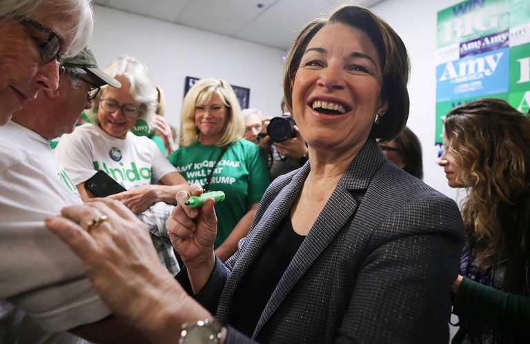 Amy Klobuchar incontra alcuni dei suoi sostenitori a Las Vegas, in Nevada
