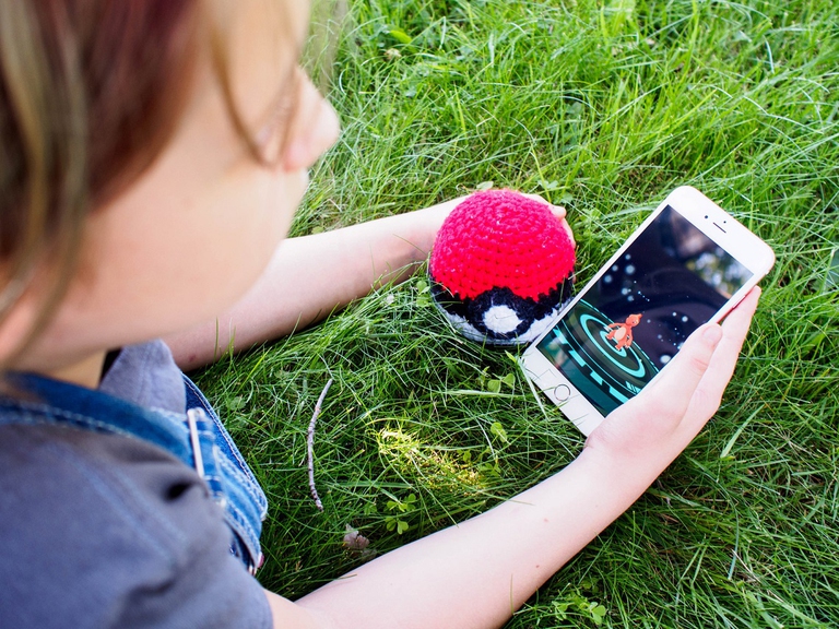 Bambino gioca a Pokemon Go