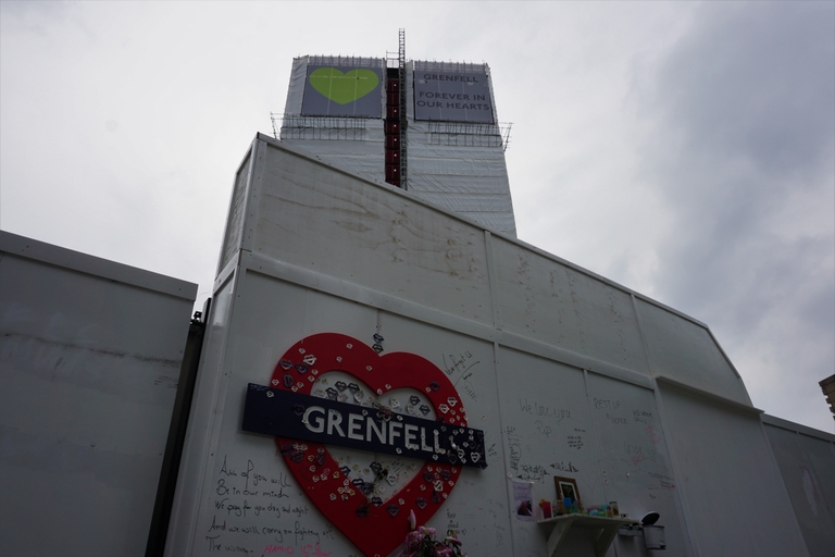 Grenfell Tower oggi striscione commemorativo
