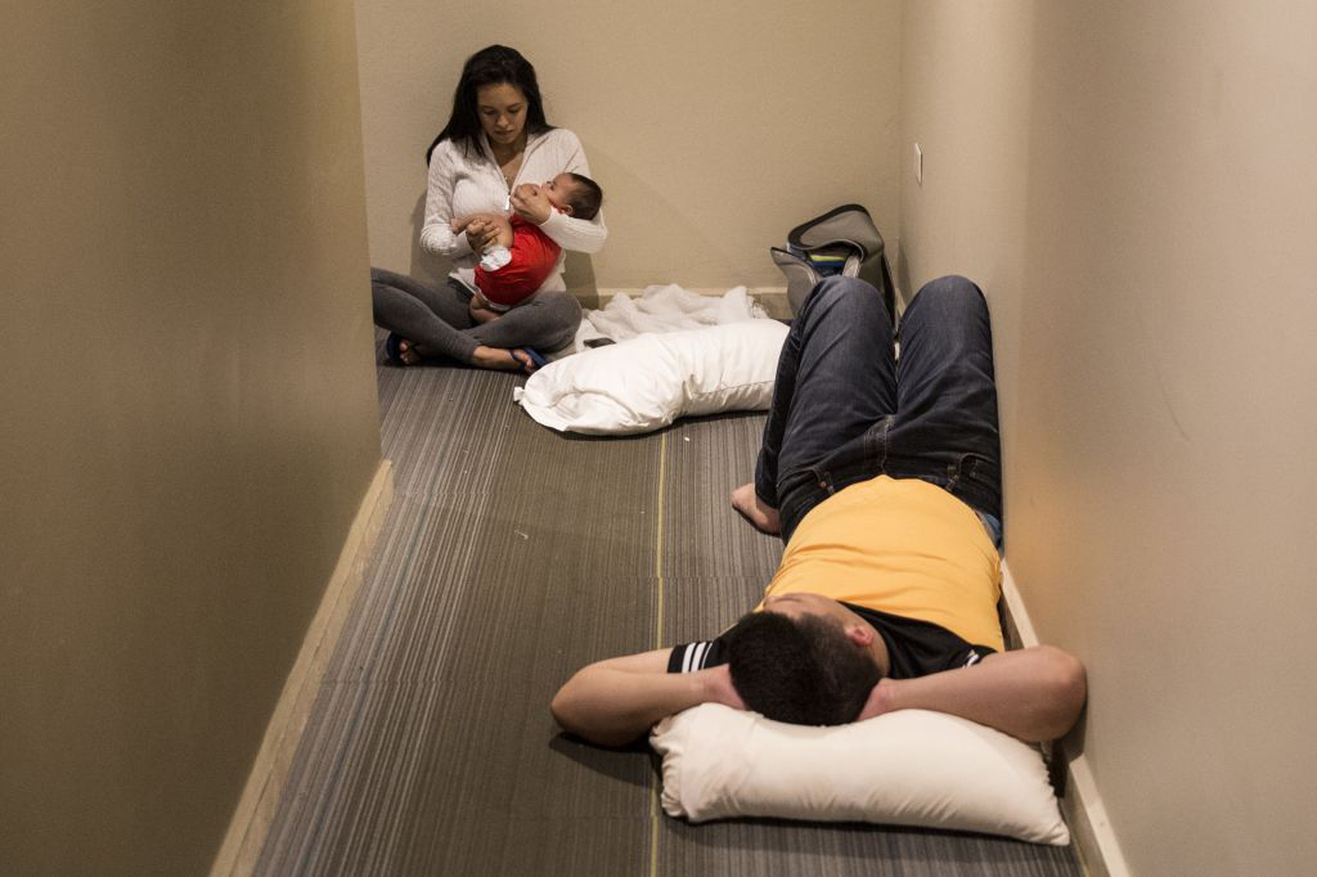 giovane coppia si rifugia in hotel per l'arrivo dell'uragano maria