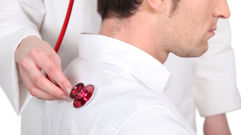La tosse è un disturbo da non sottovalutare: niente sostituisce la visita dal medico. ©Ingimage