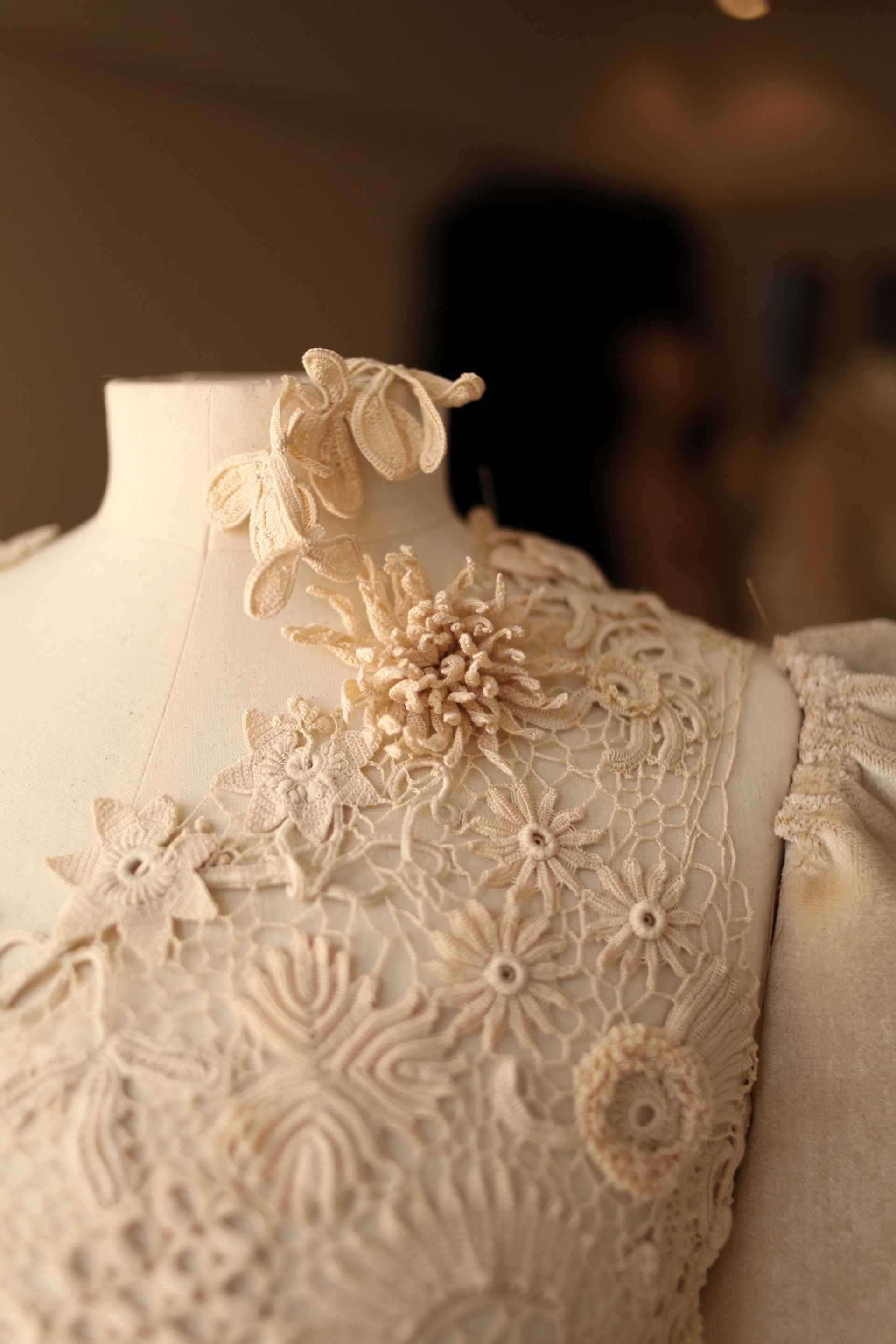 L’esposizione celebra il ruolo che il saper fare artigianale riveste nel fashion