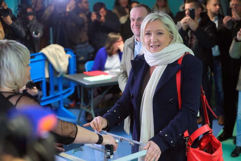 Marine Le Pen vota nella regione Nord-Pas de Calais, nella quale è candidata. Al primo turno ha sbaragliato gli avversari ©Sylvain Lefevre/Getty Images