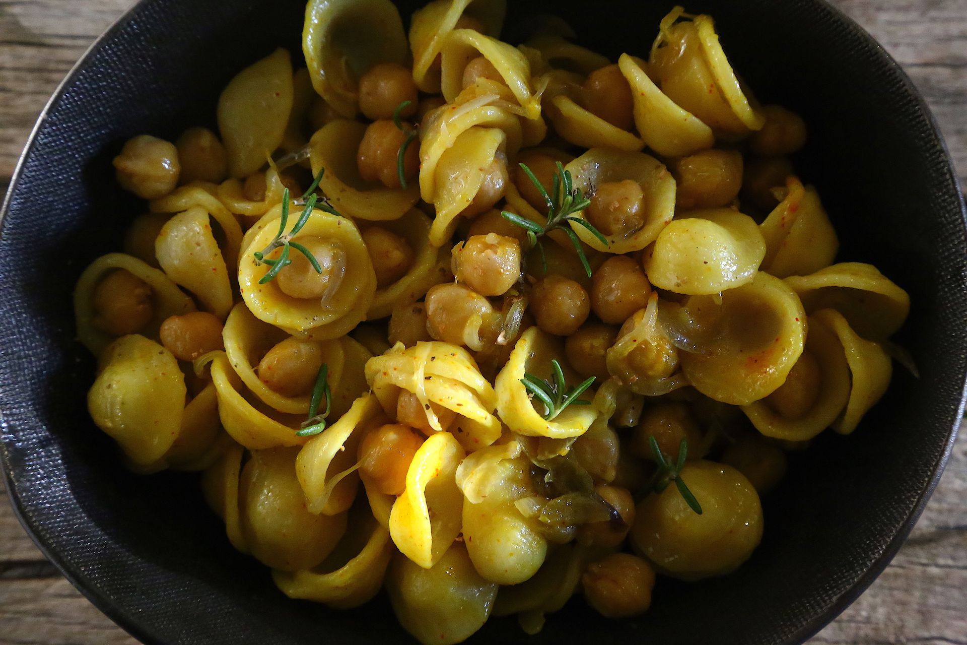 Orecchiette ceci e zafferano. Una ricetta mediterranea