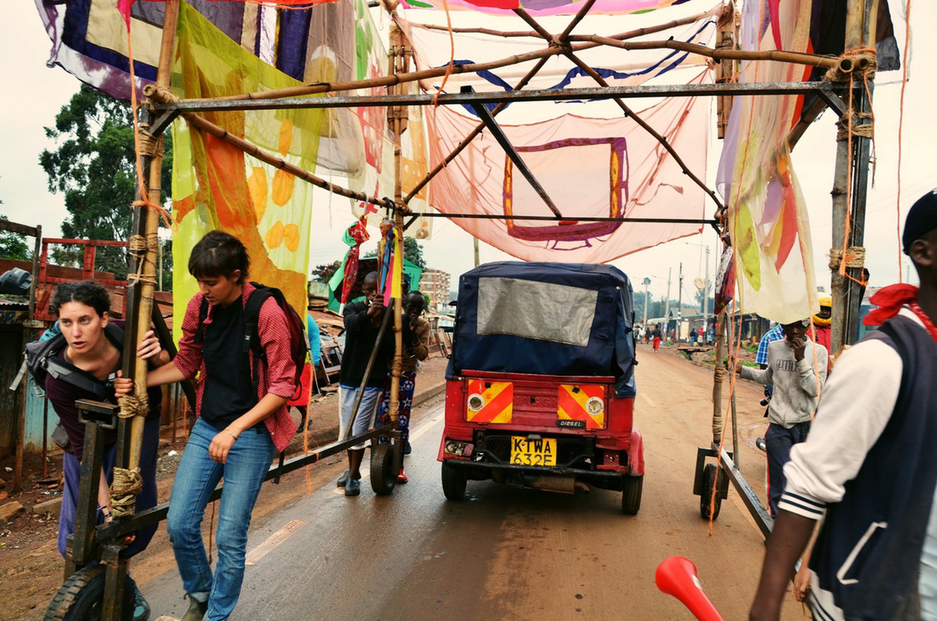 Il matatu volante realizzato a Kawangware sorvola il traffico di Nairobi