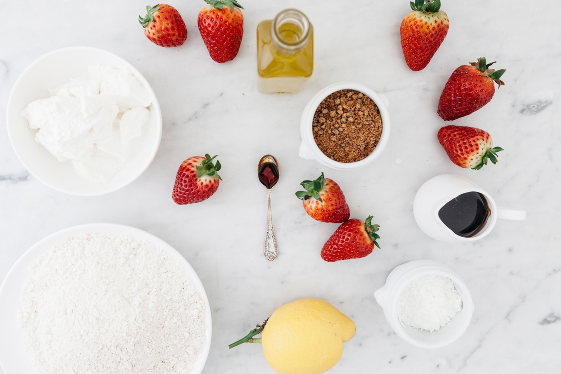 Cheesecake con farina di farro, ricotta e salsa di fragole
