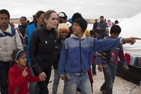 Angelina Jolie in Libano tra i rifugiati siriani: “Il mondo li ha abbandonati”