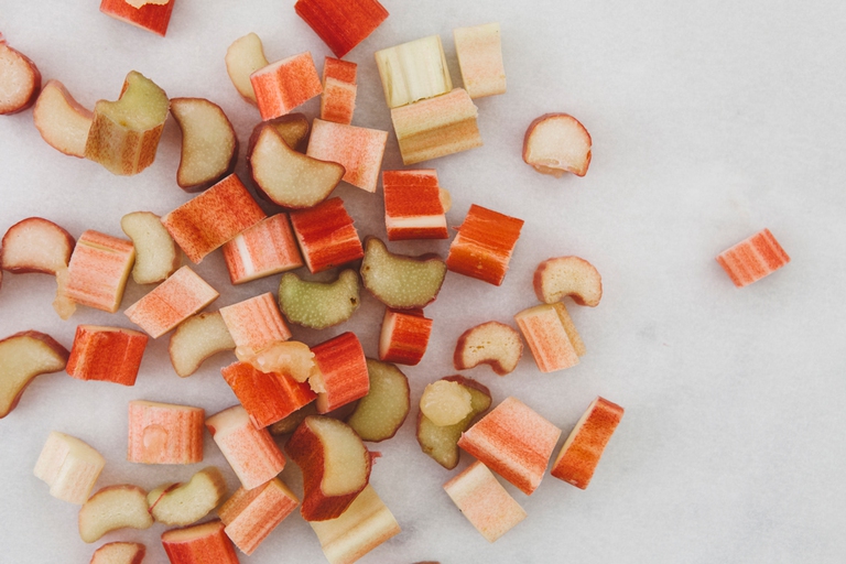 Insalata di rabarbaro, piselli, feta e semi