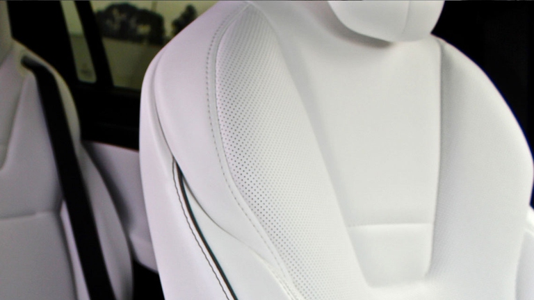 Tesla Model X con interni Ultra White