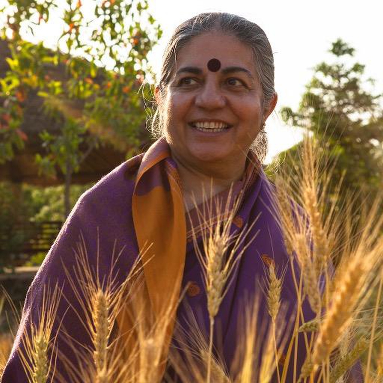 Vandana Shiva, scienziata, ecologista, attivista e scrittrice, è una delle menti più dinamiche e provocatrici a livello mondiale su i temi dell'agricoltura, dell'ambiente, delle donne e della globalizzazione.