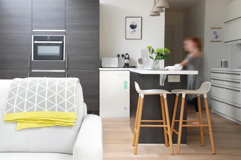 Sembra un mobiletto, ma quello accanto al tavolo in foto è il pacco batterie rigenerato per l'home storage, ideato da Renault e Powervault