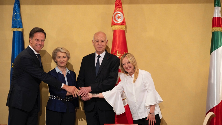 Mark Rutte, Ursula Von der Leyen, Saied e Giorgia e Meloni alla firma del Memorandum d'Intesa con la Tunisia