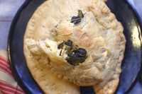 Panzerotti ripieni di catalogna, scamorza e olive