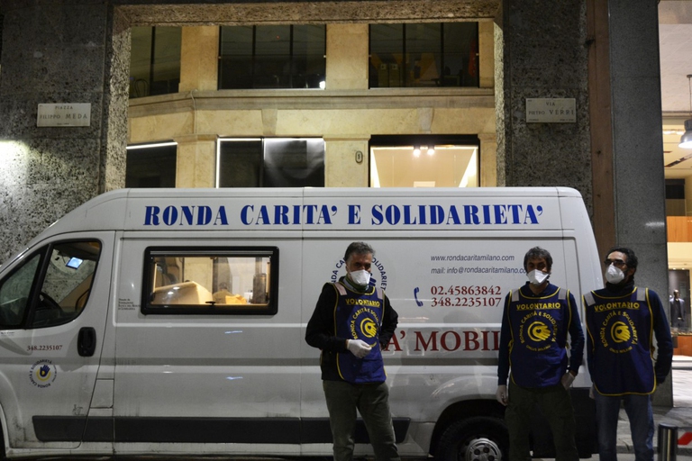 I volontari dell’associazione Ronda carità e solidarietà per i senzatetto