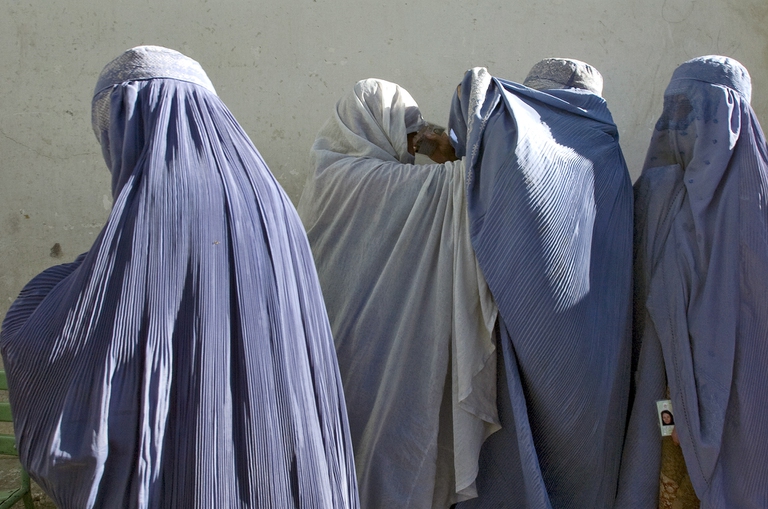 Donne afghane col burqa