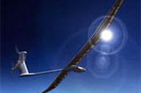 Atterraggio perfetto dopo la missione notturna dell’aereo Solar Impulse