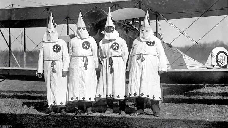 Uno dei simboli più diffusi dell'organizzazione razzista più contestata d'America: croce celtica, con una goccia rossa nel mezzo.