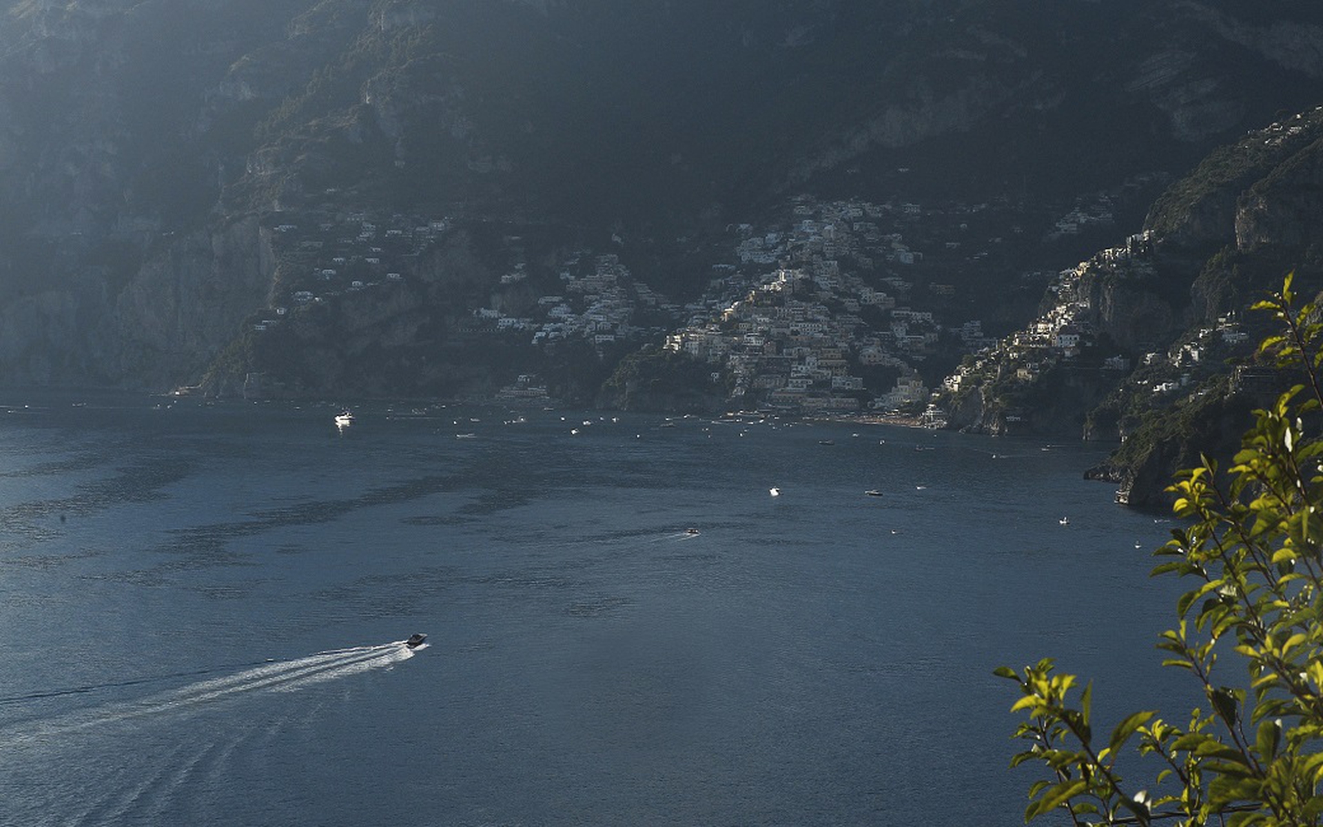 La costiera amalfitana, uno dei luoghi protagonisti del video di Wow Tapes