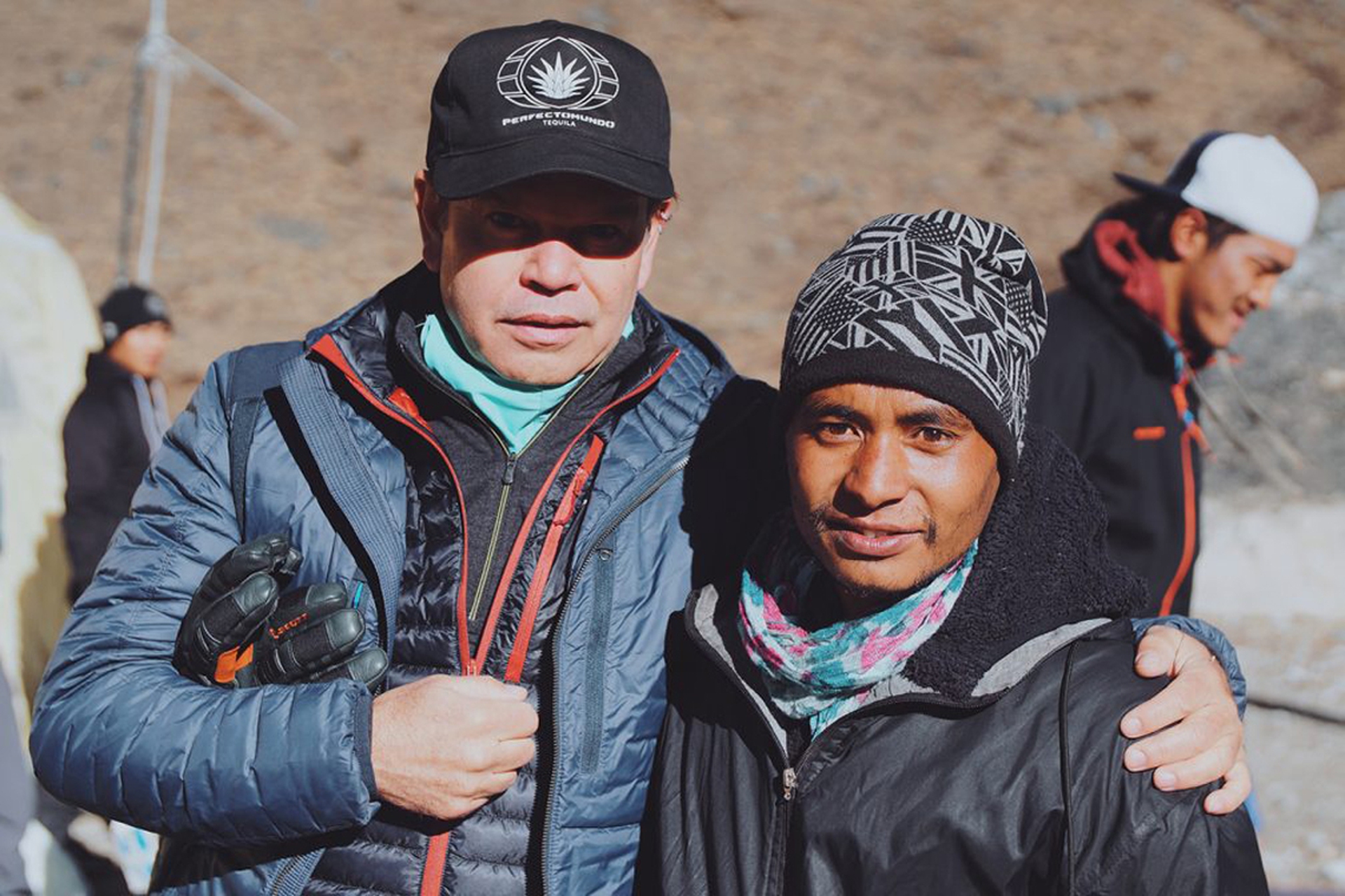 Paul Oakenfold con un amico nepalese