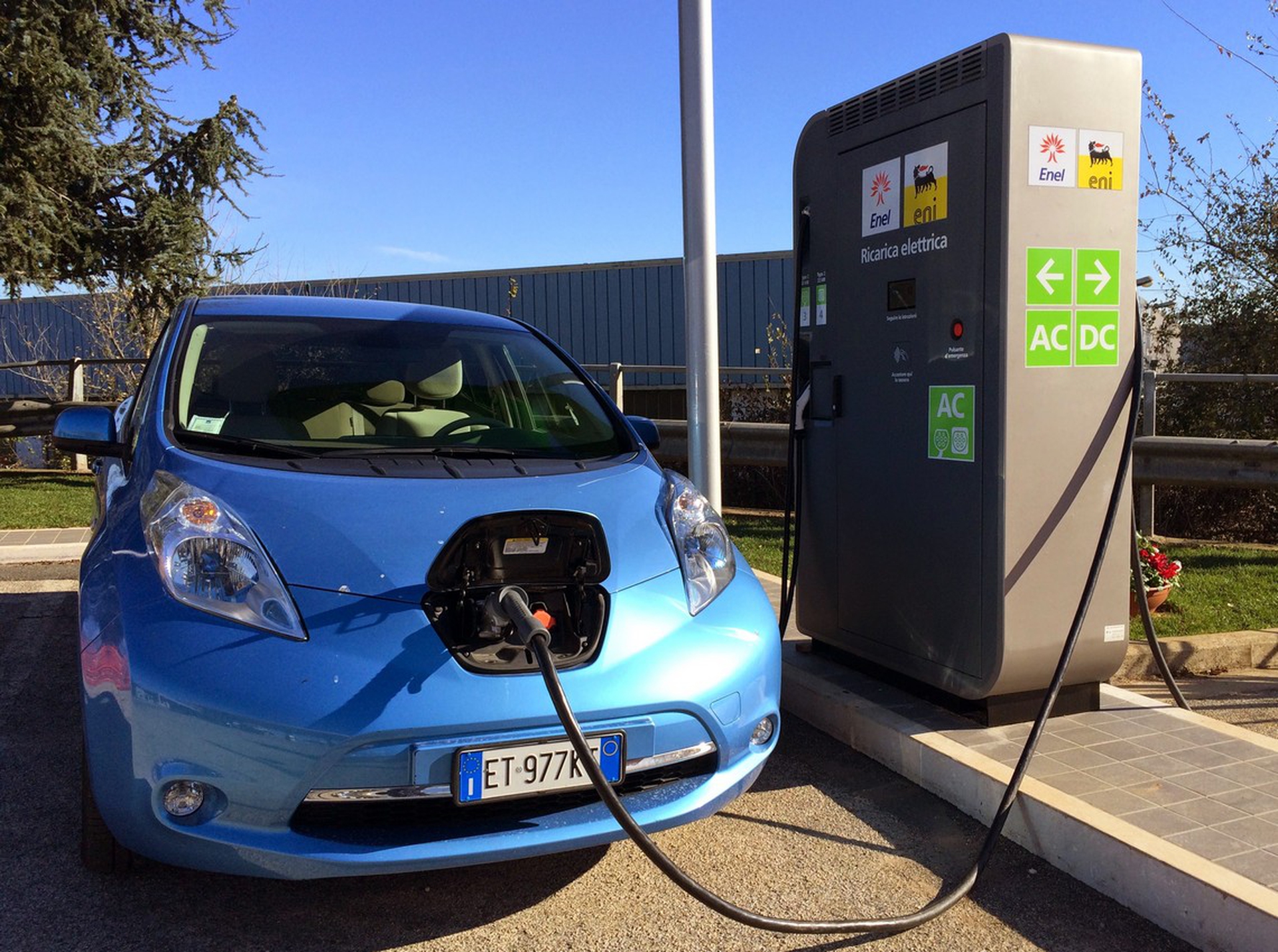 Auto elettriche, arriva la multa per chi occupa le piazzole di ricarica