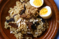 Couscous integrale al curry con frutta secca e uova sode marinate