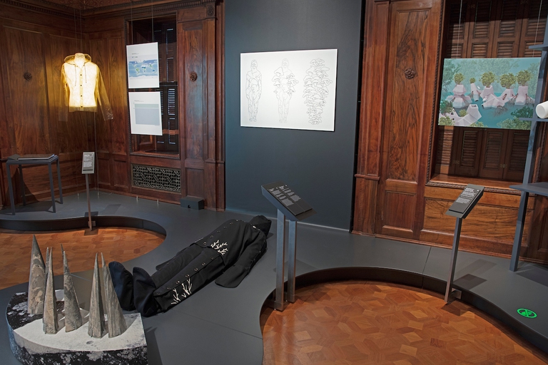 Infinity burial suit e, davanti, Mourn. Triennale design, New York