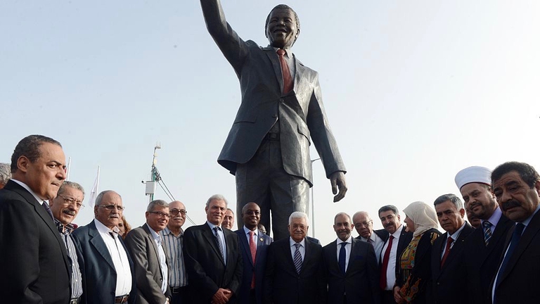 La statua in bronzo di Nelson Mandela eretta a Ramallah in Cisgiordania. Photo by Thaer Ghanaim/Getty Images